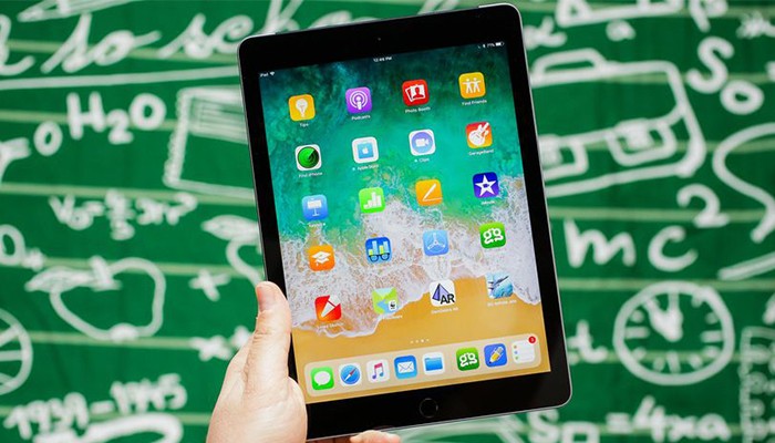 Apple iPad 2018 Review - Featured