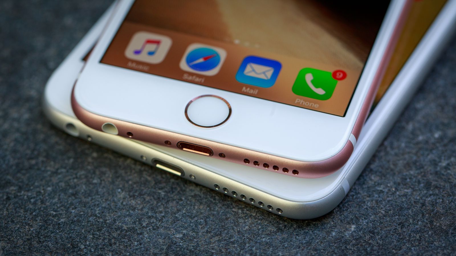  Apple to Offer OLED Displays on Its Entire iPhone Lineup by Next Year