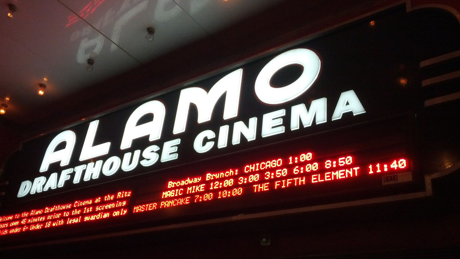 يدعو مجتمع Alamo Drafthouse Cinema للاستمتاع بالعروض عبر الإنترنت 5