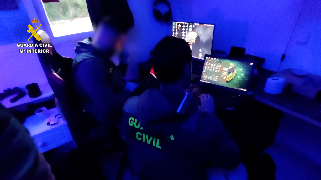 Civil Guard officers inspected computer equipment | Source: Guardia Civil